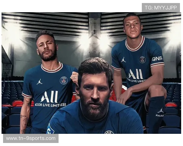 法甲夜场比赛吸引大量球迷，现场气氛火爆，法甲的比赛