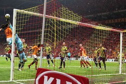 九游官网入口活动-“世界顶尖泳者齐聚新加坡，2025游泳锦标赛备受瞩目”